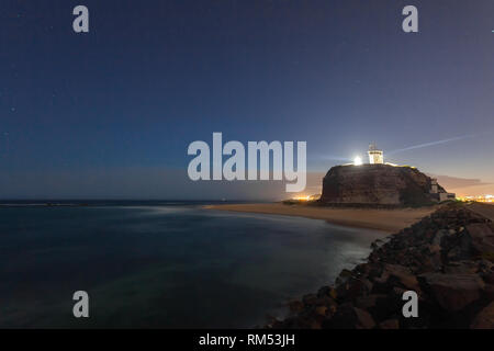 Un voyant de Phare noght Nobbys - Newcastle NSW Australie. Ce phare à l'embouchure de la rivière Hunter est un repère important dans Banque D'Images