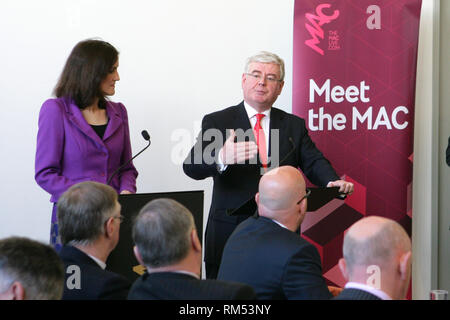 Le petit-déjeuner débat marquant le 15ème anniversaire de la signature de l'Accord de Belfast, lundi 29 avril à la MAC. Le Tánaiste Eamon Gilmore a rejoint le secrétaire d'État pour l'Irlande du très honorable Theresa Villiers MP lors de l'événement qui était remplie de jeunes nés en 1998, les jeunes et les organisations communautaires, les chefs d'entreprises et des universitaires. Photo/Paul McErlane Banque D'Images