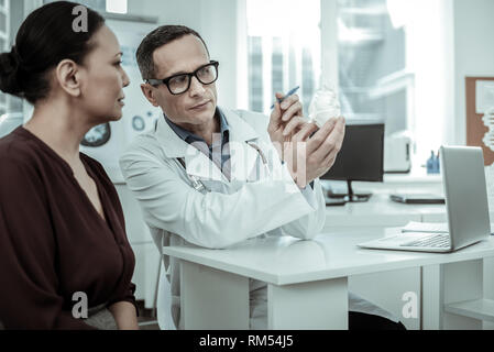 Médecin agréable ayant rendez-vous avec femme Banque D'Images
