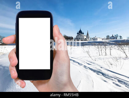 Travel Concept - photos touristiques de rivière gelée et Suzdal Kremlin avec Chathedral et palais dans la ville de Souzdal en hiver de Russie sur smartphone wifi Banque D'Images