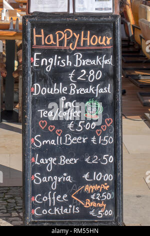 Une Happy Hour Bar Menu Chalk Board ,Boissons et petit déjeuner Publicité en anglais à l'extérieur d'un restaurant à Albufeira Algarve Portugal Banque D'Images