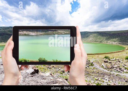 Concept de voyages touristiques - photographies d'Narligol Crater Lake (Lac Nar) dans la province d'Aksaray en champ géothermique de la Cappadoce en Turquie sur le smartphone. Banque D'Images