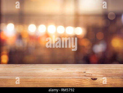 Table en bois (Bar) avec blur bokeh lumière colorée dans le café,restaurant contexte.key mise en page visuelle Banque D'Images