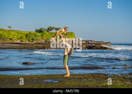 Père et fils les touristes sur l'arrière-plan de Tanah Lot - Temple dans l'océan. Bali, Indonésie. Voyager avec des enfants concept Banque D'Images