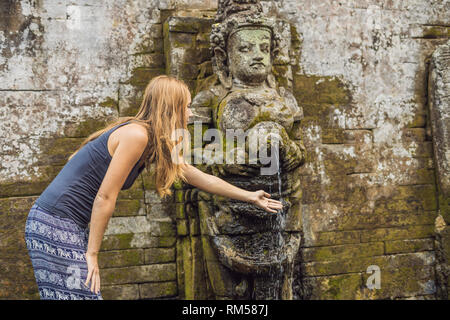 Touriste dans le vieux temple hindou de Goa Gajah près de Ubud sur l'île de Bali, Indonésie Banque D'Images