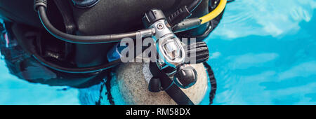 Plongée sous-marine gris réservoir d'oxygène de l'air à l'arrière d'une bannière de scuba diver, format long Banque D'Images