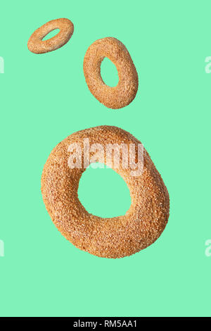Flying Food Concept traditionnel turc Bagels Sésame sur fond vert Banque D'Images