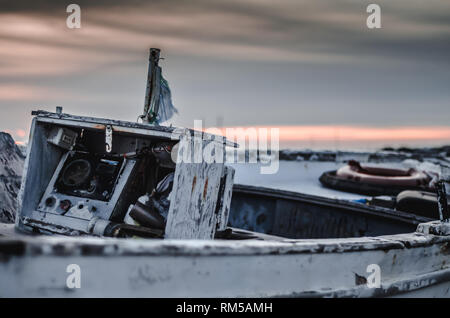 Vieux bateau de pêche sur le coucher du soleil avec la peinture se détache et laissé en friches Banque D'Images