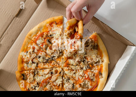 Hand holding slice pizza à partir de la boîte. Selective focus Banque D'Images