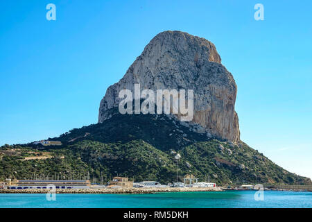 Le Peno d'Ifach mountain à l'espagnol populaire station touristique de Calpe, province de Valence, Espagne Banque D'Images