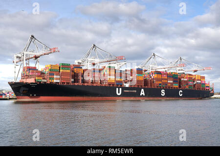 Le navire porte-conteneurs ultra-large de 400 mètres de long, BARZAN, chargement et déchargement dans le terminal à conteneurs de Southampton, Royaume-Uni. Banque D'Images