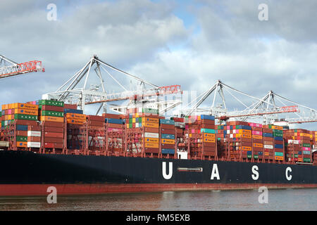 La photographie Ultra-grand, 400 mètres, l'UASC Container Ship, Barzan, chargement et déchargement au terminal à conteneurs de Southampton, Royaume-Uni. Banque D'Images