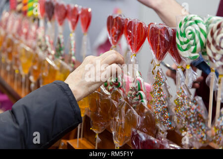 Groupe des paniers ronds colorés lollipops sur juste. Banque D'Images