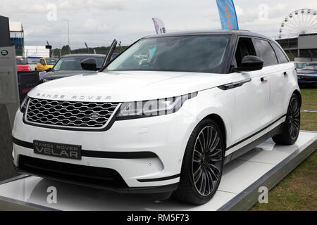 Range Rover Vélaires en exposition statique dans la voiture de la Zone Club 2017 Silverstone Classic Banque D'Images