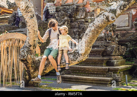 Père et fils les voyageurs à l'arrière-plan de Pura Taman Kemuda Saraswati Temple à Ubud, Bali, Indonésie BANNER, format long voyage avec Banque D'Images