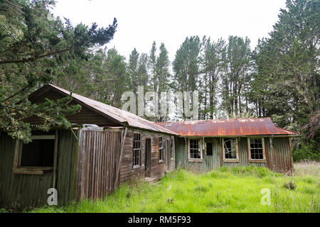 Bâtiment abandonné sur le Mauna Kea Acces Route sur la grande île d'Hawaï, aux États-Unis. Banque D'Images