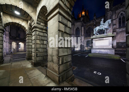 Vue nocturne de la place du Parlement et de la Cour de session dans les bâtiments de la vieille ville d'Édimbourg, Écosse, Royaume-Uni Banque D'Images