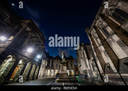 Vue nocturne de la place du Parlement et de la Cour de session dans les bâtiments de la vieille ville d'Édimbourg, Écosse, Royaume-Uni Banque D'Images