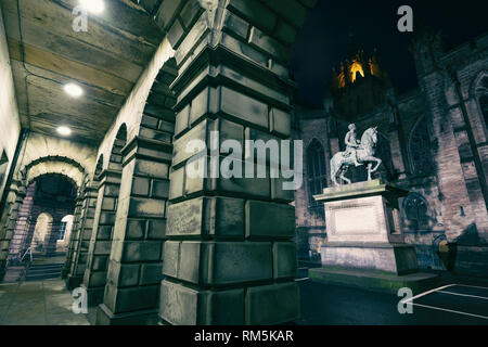 Vue nocturne de la place du Parlement et de la Cour de session dans les bâtiments de la vieille ville d'Édimbourg, Écosse, Royaume-Uni Banque D'Images