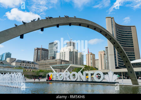 Toronto, le 29 SEPT : Fontaine au Nathan Phillips Square de Toronto et de signer, à l'hôtel de ville du 29 sept, 2018 à Toronto, Canada Banque D'Images