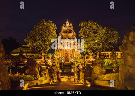 Incroyable vue nocturne de Temple Pura Taman Kemuda Saraswati à Ubud, Bali, Indonésie Banque D'Images