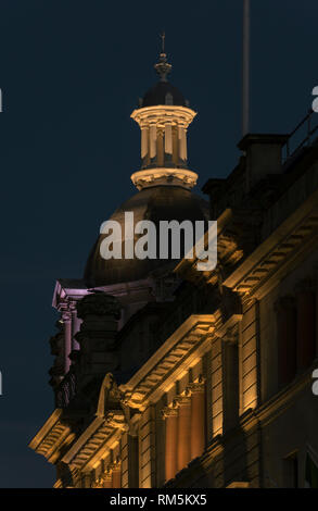 Les bâtiments du siège du conseil éclairé au crépuscule à Perth, Ecosse, Royaume-Uni Banque D'Images