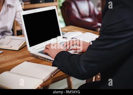 Close-up view of man's hands working on laptop Banque D'Images