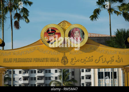 Portraits de Famille Royale de Brunei, d'entrée, le sultan Omar Ali Saifuddien Mosque, Bandar Seri Begawan, Brunei Banque D'Images