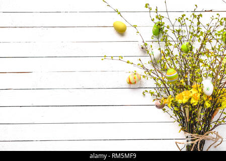 Branches de Pâques avec les oeufs de pâques, printemps bouquet avec jonquille et branche de bouleau Banque D'Images
