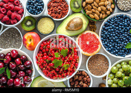 Sélection de la nourriture végétalienne. De l'air en bonne santé, de désintoxication régime antioxydant avec des fruits et petits fruits biologiques. Nutrition frais sur la table. Petit-déjeuner dans un bols wi Banque D'Images