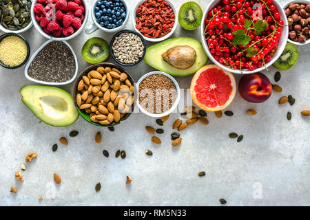 L'alimentation saine sur table. Petit-déjeuner dans un jeu de boules avec des produits frais, produits bio, alimentation végétalienne superfood avec fruits, noix et baies, Banque D'Images