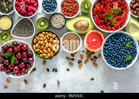 L'alimentation saine sur table. Petit-déjeuner dans un jeu de boules avec un assortiment de superfood, régime végétarien, avec des fruits, noix et baies Banque D'Images