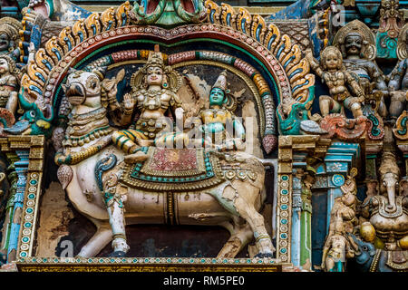 Shiva Parvati assis sur nandi, Temple Meenakshi, Madurai, Tamil Nadu, Inde, Asie Banque D'Images