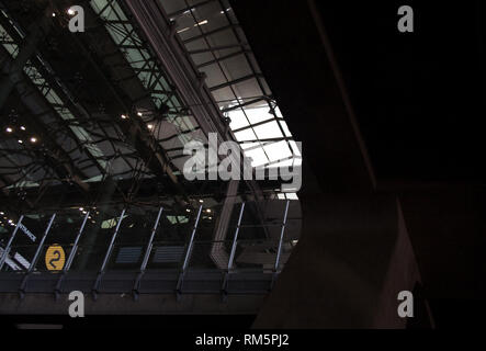 L'aéroport de Suvarnabhumi la façade de l'immeuble et d'un pont d'une seconde entrée low angle view Banque D'Images