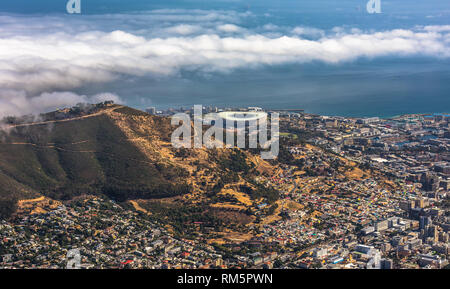 Vue panoramique de la ville du Cap, Lion's Head et Signal Hill à partir du haut de la Montagne de la table. Banque D'Images