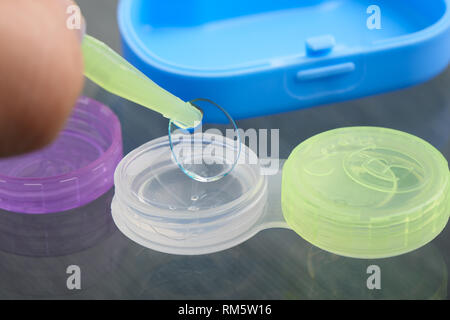 Lentilles de contact d'hydrogel de silicone ramassé avec une pincette de lens cas Banque D'Images