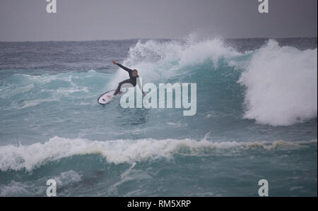 Surfer sur la plage de Bondi, Australie Banque D'Images