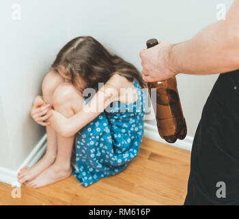 Père ivre en face de peur petite fille. Concept de la violence domestique. Banque D'Images