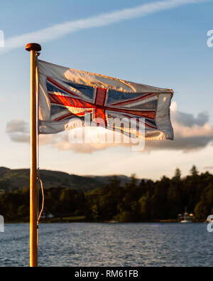 Union Jack Flag survolant le lac Windermere sur un bateau Banque D'Images