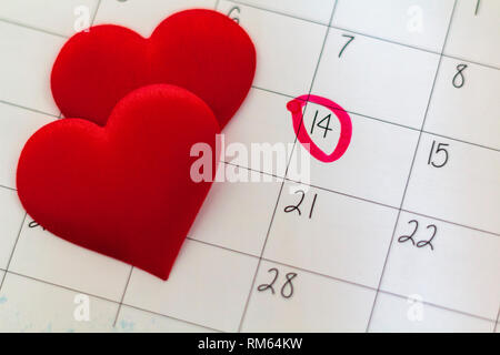 Feuille de calendrier avec marqué 14 février date et Bonbons au chocolat en forme de coeur rouge Banque D'Images