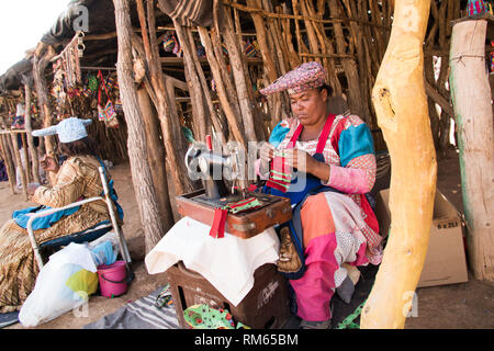 Les femmes Herero en costume traditionnel. Les Herero, (AKA Ovaherero), sont un groupe ethnique vivant dans certaines régions d'Afrique australe. La majorité résident dans Namibi Banque D'Images