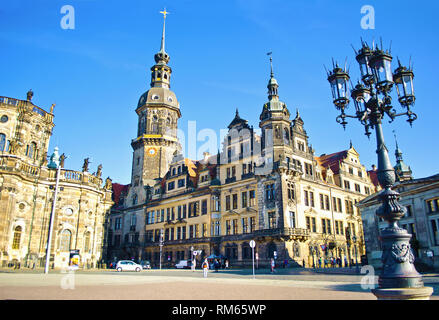 En place Theaterplatz Dresde, Allemagne. Paysage urbain d'amazing architecture et bâtiments, les dômes et les toits. Un jour de printemps. Vue de l'ancienne TCI Banque D'Images