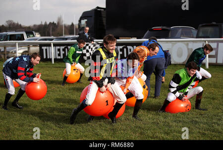 Jockeys concurrence dans le space hopper derby lors de la Charité Fonds Jockeys blessés Raceday à Hippodrome de Plumpton. Banque D'Images