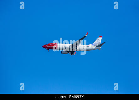 LN-NGU Norwegian Air Shuttle, Boeing 737-800 sur un fond de ciel bleu. Photographié à Spitsbergen, Svalbard, Norvège Banque D'Images