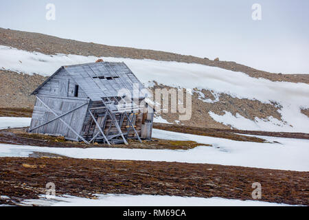 Cabane de chasse sur la côte de l'Arctique en été. Ahlstrandhalvoya, Bellsund, Spitzberg, archipel du Svalbard, Norvège, Scandinavie Banque D'Images