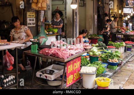 Les vendeurs de rue exposés vente de viande et de légumes sur une food au bord de la route dans le vieux quartier de Hanoi, Vietnam, Asie Banque D'Images