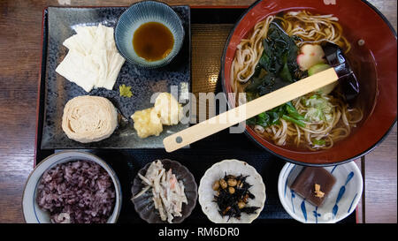 Udon nouilles de blé avec de la soupe, du lait de soja, de la peau des rouleaux et de tempura Banque D'Images