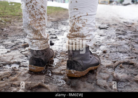 Des éclaboussures et la fonte de la neige tombe sur un jean blanc. Banque D'Images