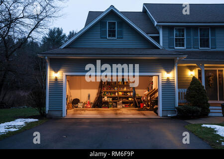 Portes de garage ouvrir dans une nouvelle Angleterre suburban home, USA Banque D'Images