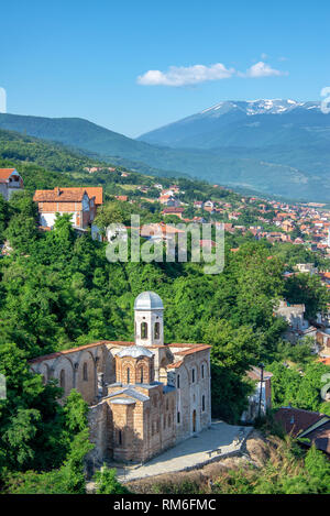 Église du Saint Sauveur avec les montagnes en arrière-plan maudit à Prizren, Kosovo Banque D'Images